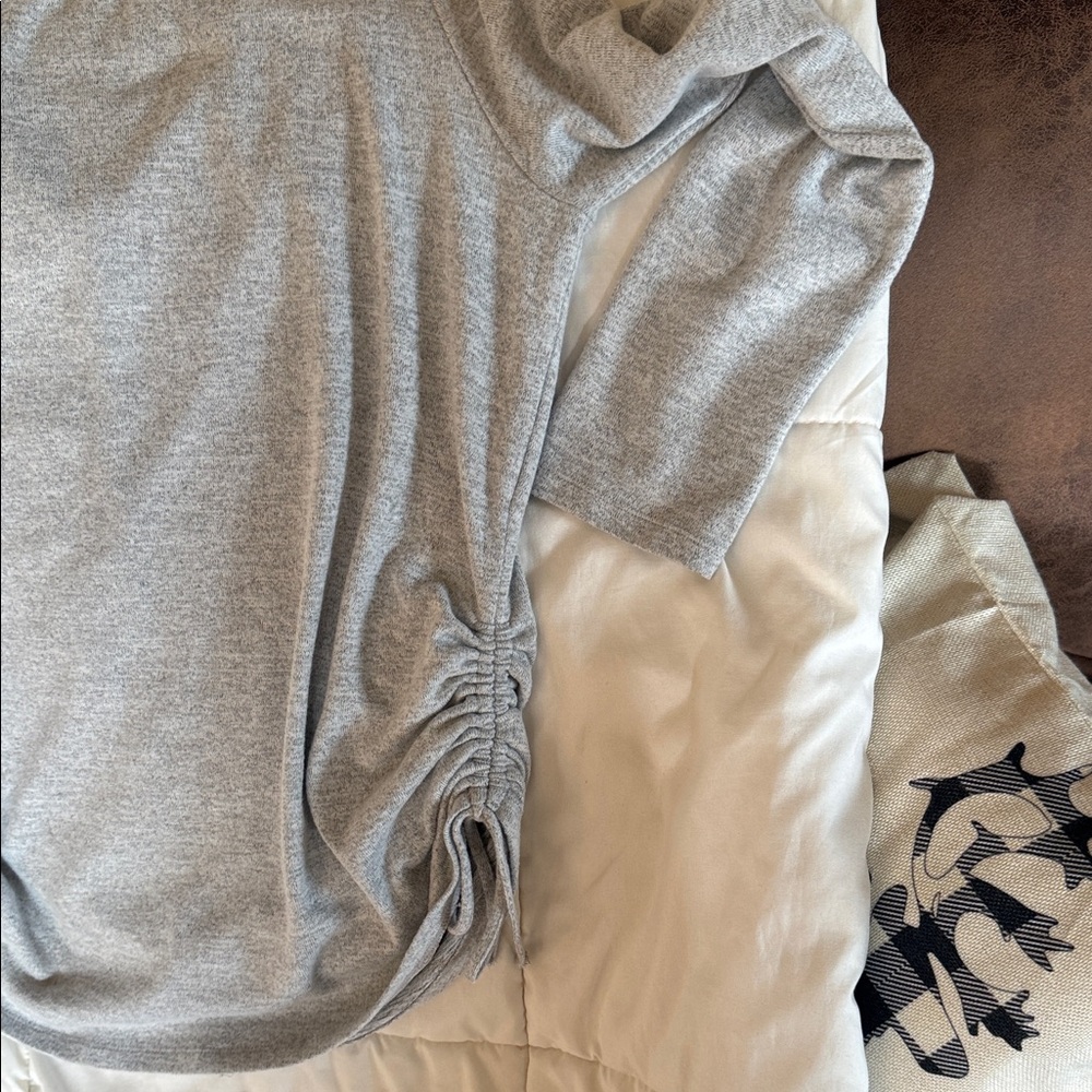 Absolutely Famous Heather Gray Ruched Long Sleeve Top - Picture 2 of 4